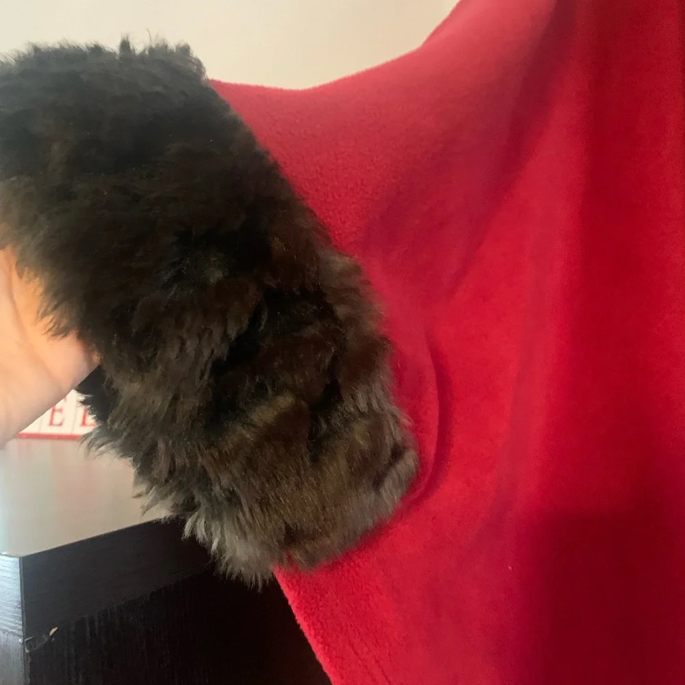 Parkhurst Red Cape with Black Faux Fur Accent One Size - Picture 4 of 7